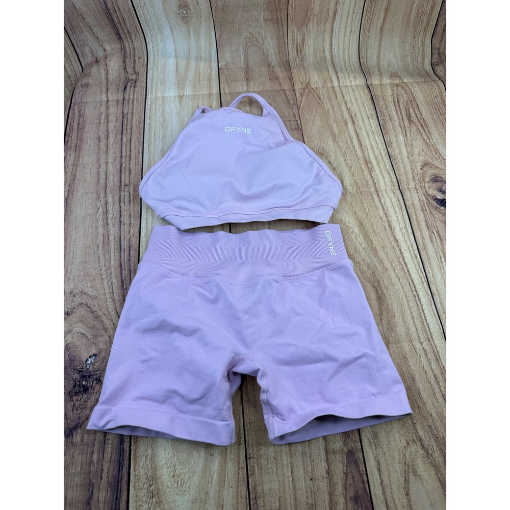 DFYNE Dynamic Seamless Workout Set Light Pink Sports Bra and Shorts